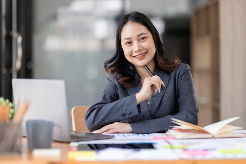 ผู้หญิงกำลังดำเนินการออดิทบัญชีขององค์กร